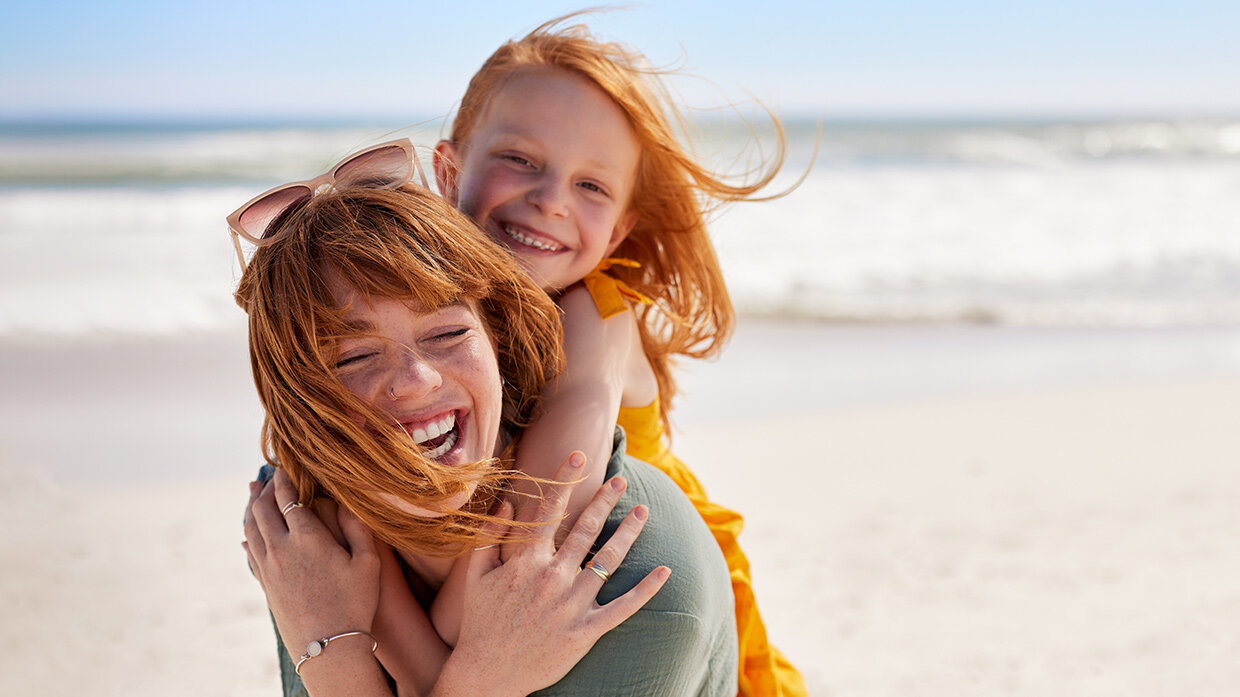 Jeune fille et jeune femme sur une plage